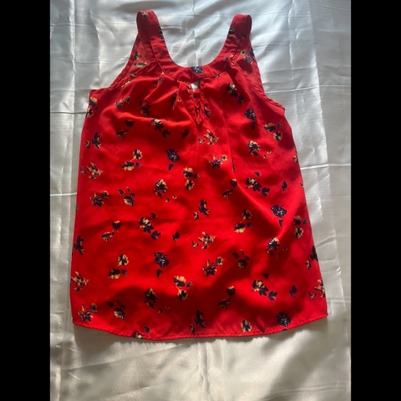 Red top with blue details - Picture 13 of 15